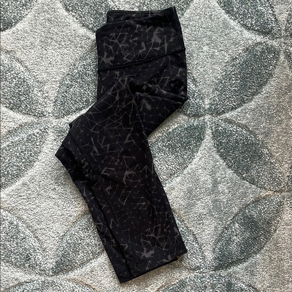 LULULEMON Crop Capri Leggings Black Gray Triangle Prism print